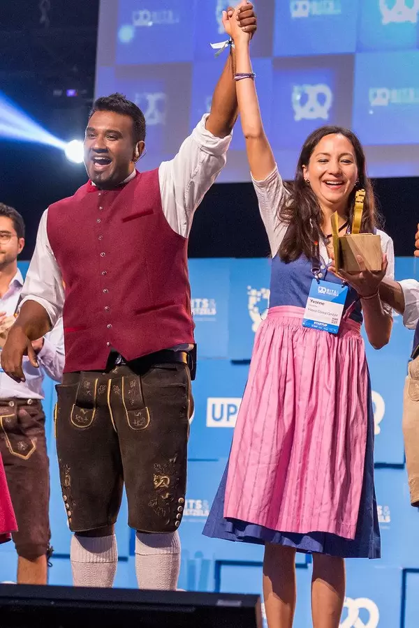 Dan Ram congratulates Hawa Dawa's Yvonne Rusche, winner of the Golden Pretzel 2019