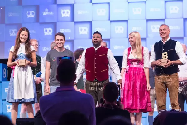 Dan Ram ernennt den Gewinner des Bits & Pretzels Start Up