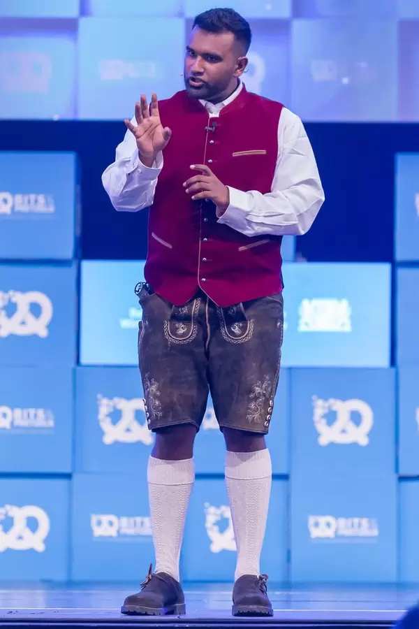 Dan Ram in Lederhosen auf der Bühne vom Bits & Pretzels Festival in München