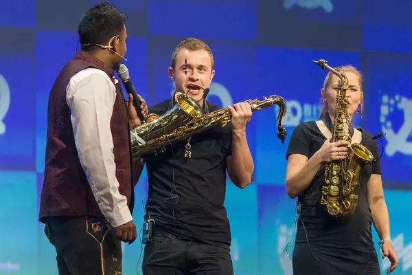 Dan Ram interviewt Trompetenspieler auf der Bühne im Kongresszentrum in München