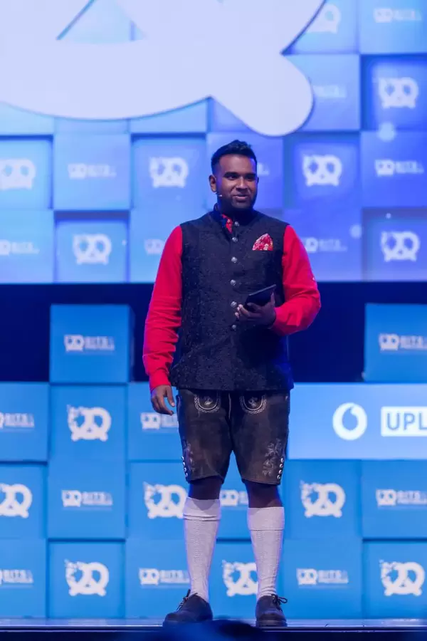 Dan Ram mit Tablet auf der Bühne