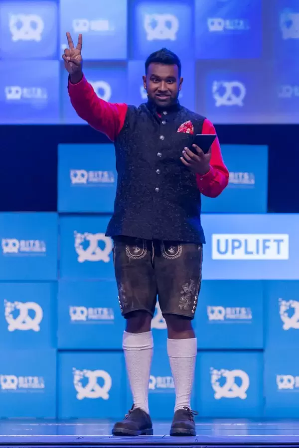 Dan Ram moderiert das Bits & Pretzels Festival