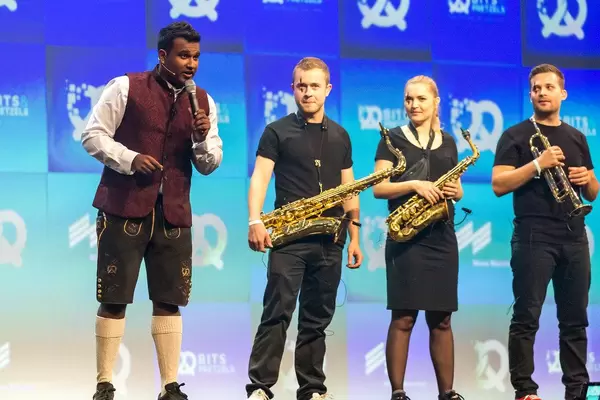 Dan Ram moderiert in Lederhosen die Gründerkonferenz Bits & Pretzels