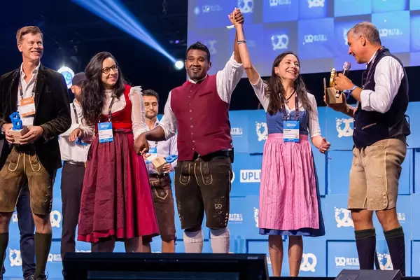 Dan Ram und die Finalisten vom Bits & Pretzels Startup-Wettbewerb in Lederhosen und Dirndl