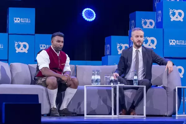 Dan Ram und Jan Böhmermann während seiner Keynote auf dem Bits & Pretzels Festival