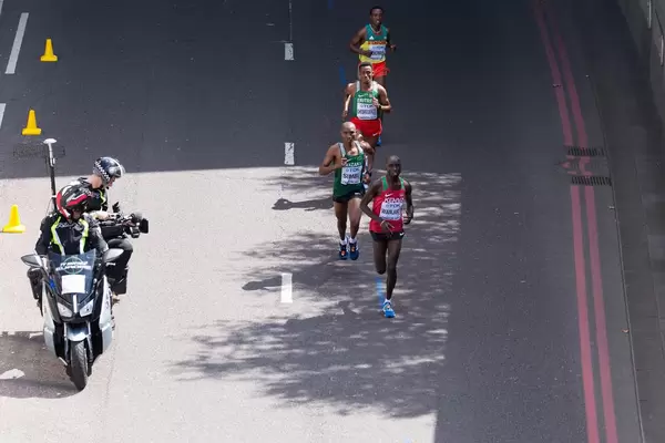 Daniel Kinyua Wanjiru und weitere Läufer (Marathon Finale) bei den IAAF Leichtathletik-Weltmeisterschaften 2017 in London