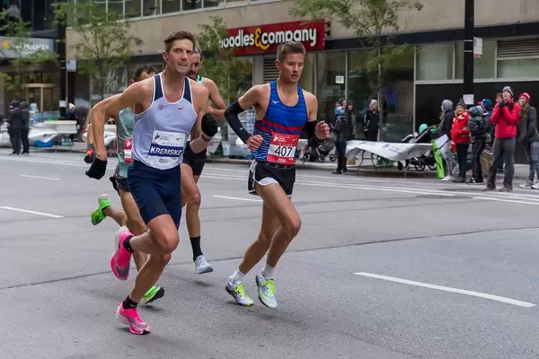 Daniel Kremske und Patrick Campbell (USA) laufen den Chicago Marathon 2019