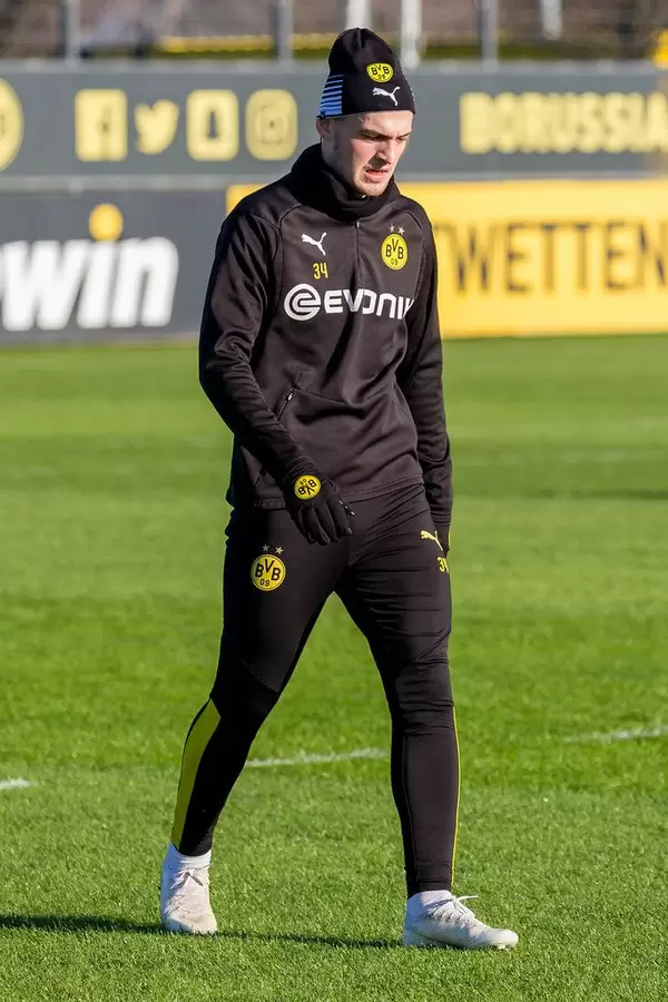 Dänischer Fußballspieler Jacob Bruun Larsen in schwarz-gelben BVB-Trainingsklamotten