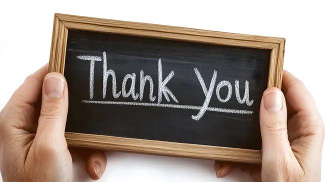 Danke-Aufschrift auf Kreidetafel in Holzrahmen