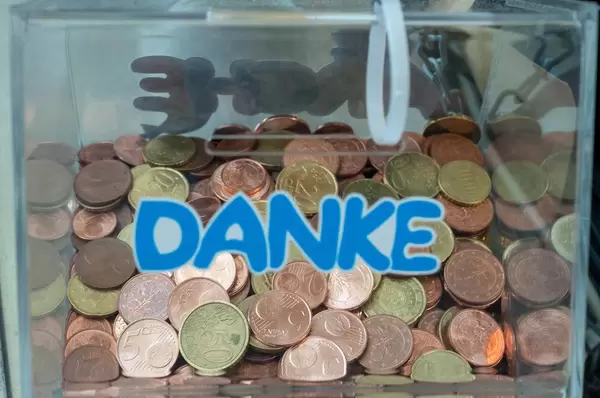 DANKE geschrieben auf einer Spendenbox