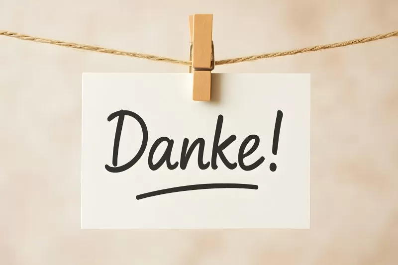 Danke Karte mit einer Holzklammer an Schnur befestigt