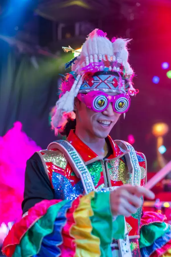 Darsteller mit Brille in bunten Farben