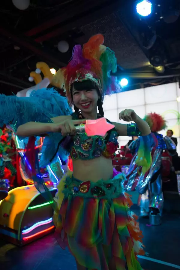 Darstellerin mit einem roten Stern im Robot Restaurant in Shinjuku, Tokyo