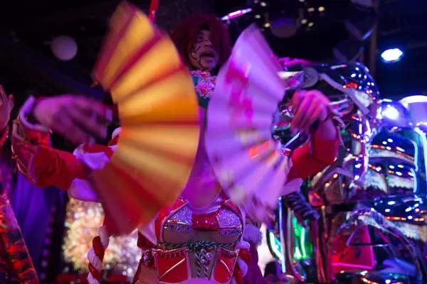 Darstellerin schwingt die Fächer im Robot Restaurant in Shinjuku, Tokyo