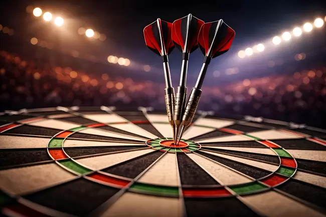 Dartboard mit roten Pfeilen im Scheinwerferlicht