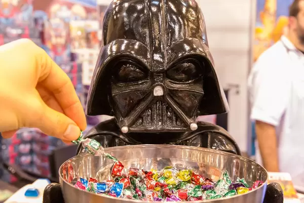 Darth Vader Figur mit einer Schale für Süßigkeiten davor