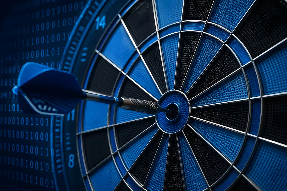 Dartpfeil trifft Bullseye auf blauer Dartscheibe