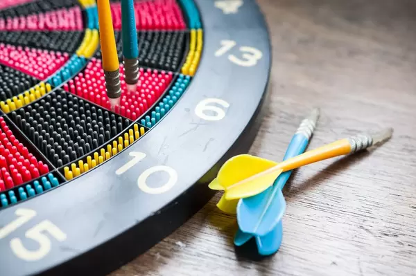 Darts und eine Dart-Zielscheibe