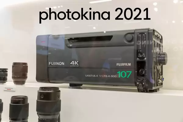 Das 4K-Broadcast-Objektiv Fujinon von Fujifilm in 4k UHD, neben dem Bildtitel "photokina 2021"