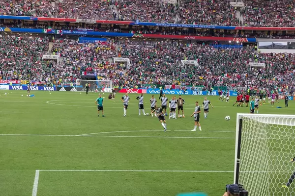 Das Aufwärmprogramm vor dem Spiel Deutschland gegen Mexiko