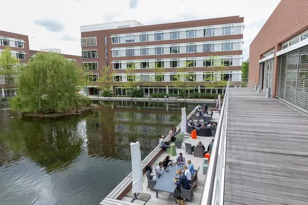 Das AXA-Gebäude in Köln an der Colonia-Allee mit Terrasse am See mit kleiner Insel