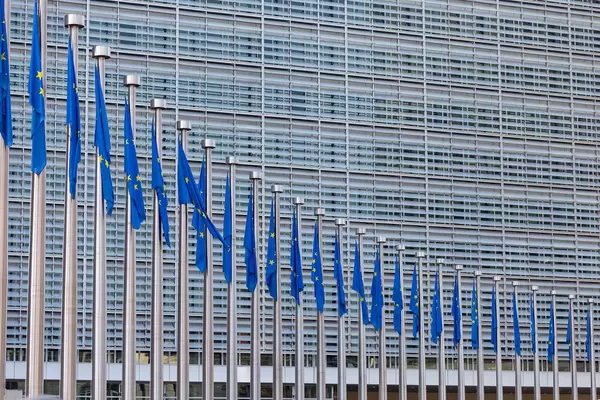 Das Berlaymont-Gebäude in Brüssel mit Flaggen der Europäischen Union