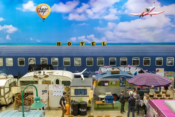 Das besondere BaseCamp Hostel in Bonn, mit Übernachtungsmöglichkeiten in Retro-Wohnwagen im Vintagestyle, während des BarCamp