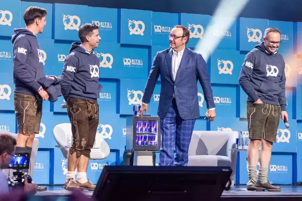 Das Bits und Pretzels Team mit Kevin Spacey