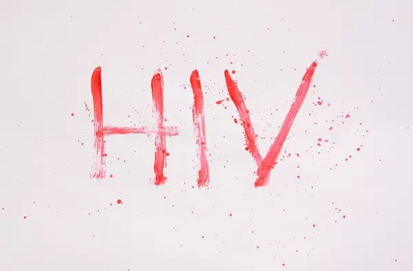 Das blutige Wort HIV, vor weißem Hintergrund
