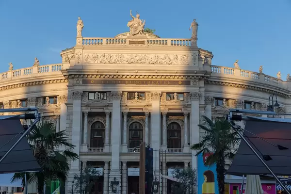 Das Burgtheater in Wien bei Sonnenuntergang