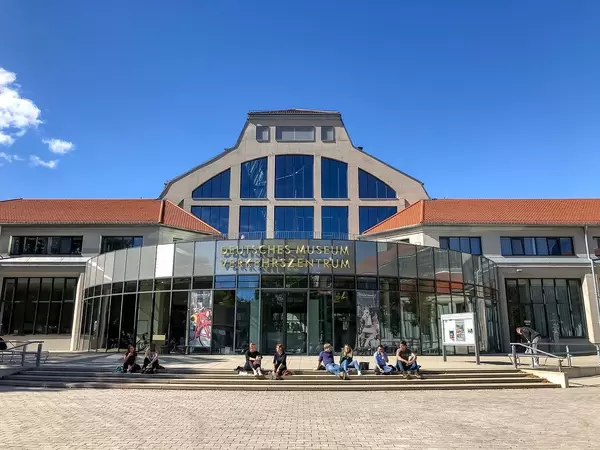 Das Deutsche Museum Verkehrszentrum von außen an einem sonnigen Tag mit blauem Himmel als Hintergrund