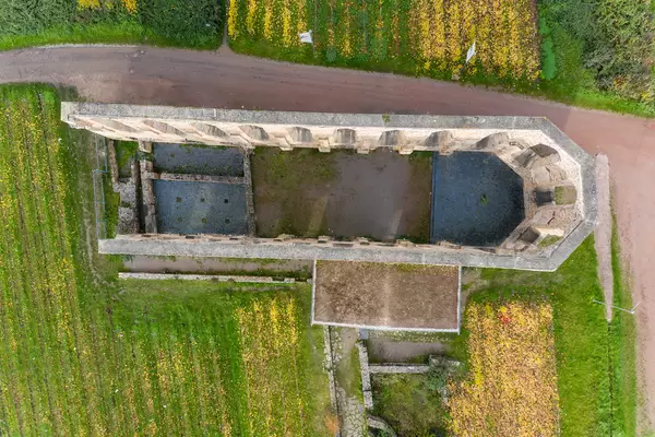 Das ehemalige Augustiner-Chorfrauen-Stift Kloster Stuben auf der Halbinsel der Moselschleife am Fluss Mosel im Moseltal in der Vogelperspektive