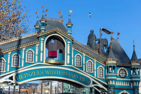 Das Eingangtor zu Heinzels Wintermärchen in Schloss-Gestalt