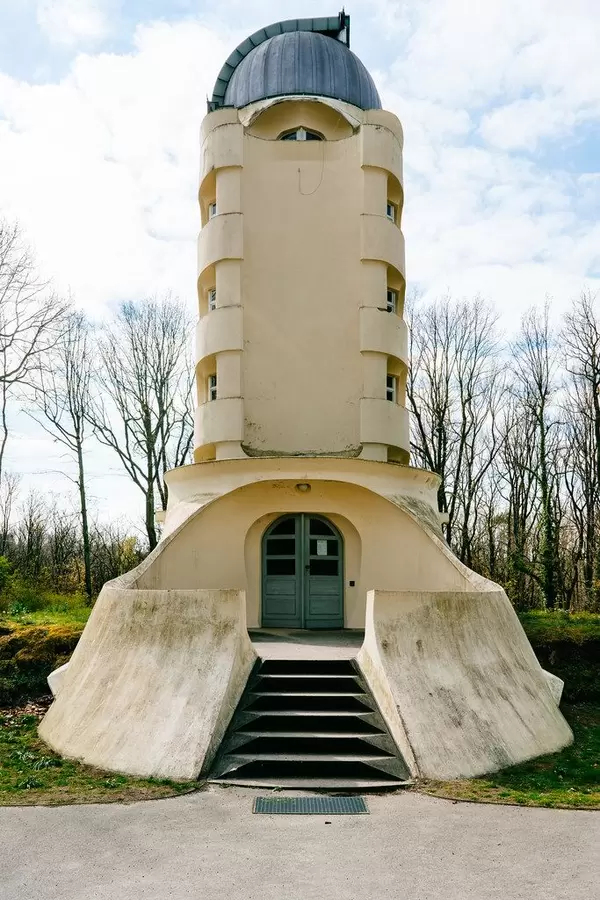 Das expressionistische Bauwerk "Einsteinturm" im Albert Einstein Wissenschaftspark der Teltower Vorstadt von Potsdam