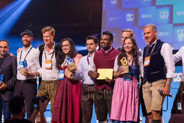 Das Finale des Bits & Pretzels Startup-Wettbewerb 2019: die Teilnehmer auf der Hauptbühne mit Dan Ram