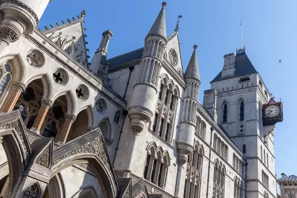 Das Gebäude der Königlichen Gerichtshöfe in London