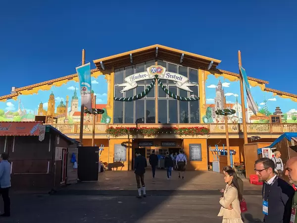 Das Hacker-Festzelt auf dem Oktoberfest Außenansicht auf der Haupteingang