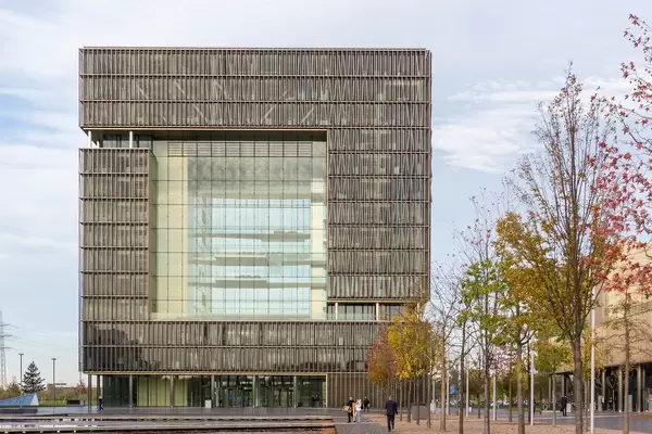 Das Hauptgebäude von Thyssen Krupp in Essen mit einer Glasfassade