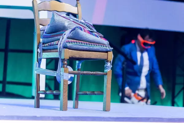 Das Hauptobjekt bei Dietmar Dahmens Bühnenshow ein Stuhl mit Kissen und Klebeband