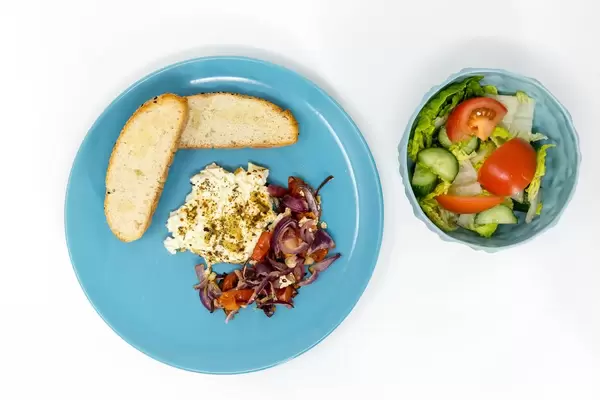 Das Hello Fresh Gericht - Gebackener Hirtenkäse an Tomatengemüse dazu Knoblauchfladenbrot und ein frischer Salat