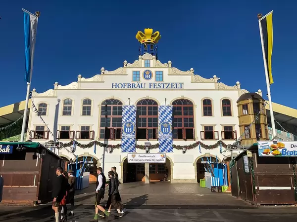 Das Hofbräu Festzelt auf dem Oktoberfest - Außenansicht auf den Haupteingang
