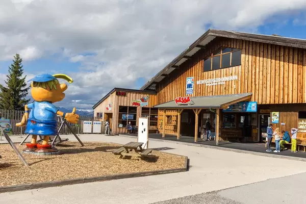 Das hölzerne Gebäude mit der Kasse am Eingang der Bergstation der Wiedersbergerhornbahn (Tirol)
