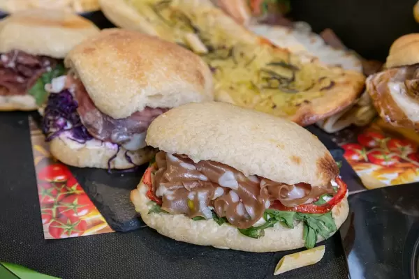 Das Italien Sandwich des Tages - Porcetta mit Mozzarella, getrockneten Tomaten und Rucola