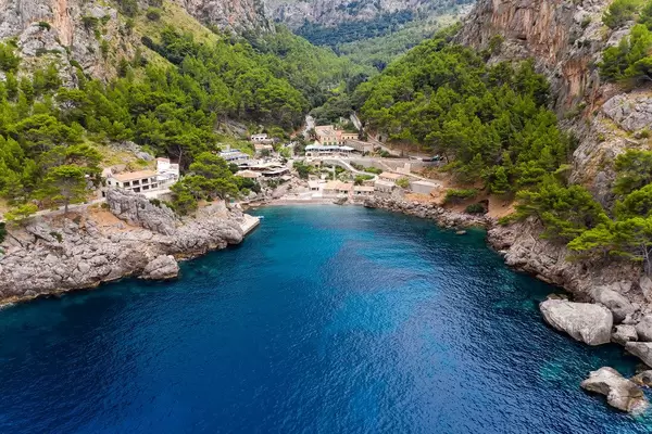 Das kleine Dorf und die Bucht von Sa Calobra an der Nordwestküste Mallorcas. Drohnenaufnahme