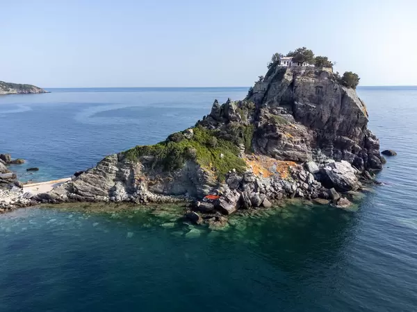 Das Kloster und die Kapelle Agios Ioannis, Skopelos, erreichbar über 200 steile, in den Fels gehauene Stufen