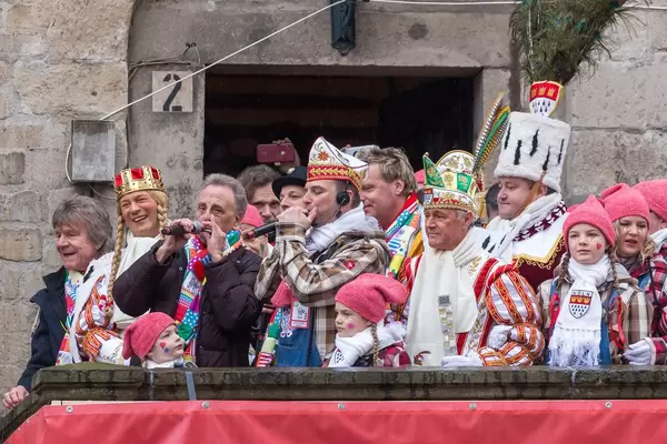Das Kölner Dreigestirn mit Erry Stoklosa der Musikband Bläck Fööss und dem Zugleiter Holger Kirsch mit Mikrofon an der Severinstorburg beim Rosenmontagszug
