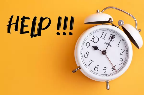 Das Konzept von Hilfe: Weißer Wecker mit dem Text ‘Help!!!’ vor gelbem Hintergrund