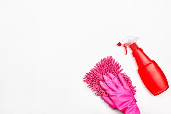 Das Konzept von Sauberkeit: weißer Hintergrund mit Reinigungsprodukten und Platz für Text