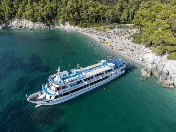 Das Kreuzfahrtschiff Elisabet vor Kastani Strand, dem berühmtesten Strand auf Skopelos. Luftbild