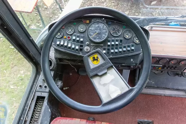 Lenkrad in altem Neoplan-Bus im BaseCamp Youth Hostel Bonn